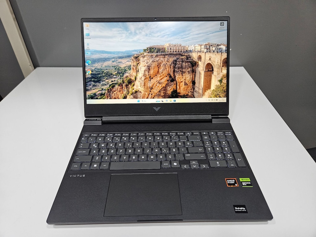 HP VİCTUS +RYZEN 9 8945HS + RTX 4060 8 GB + 32 GB RAM+ GARANTİLİ - 8
