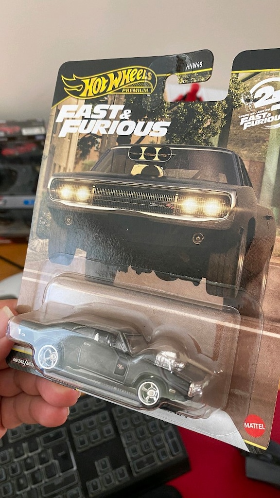 Chase! Dodge Charger hotwheels - 3