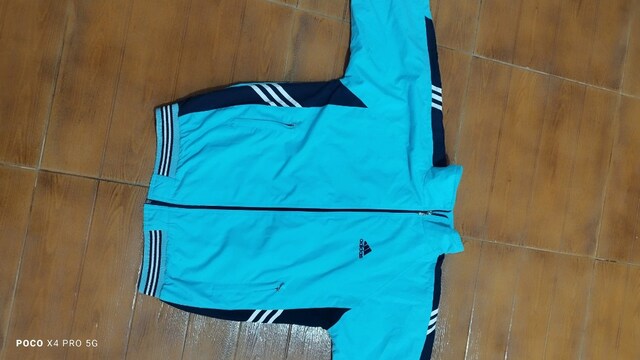 #Adidas spor mont.Nokta siyahlık iki tane..Kolları geniştir.