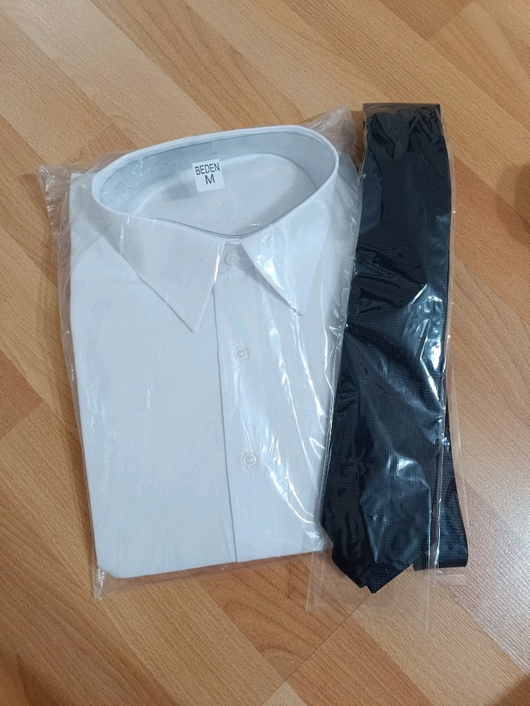 Beyaz gömlek lacivert kravat