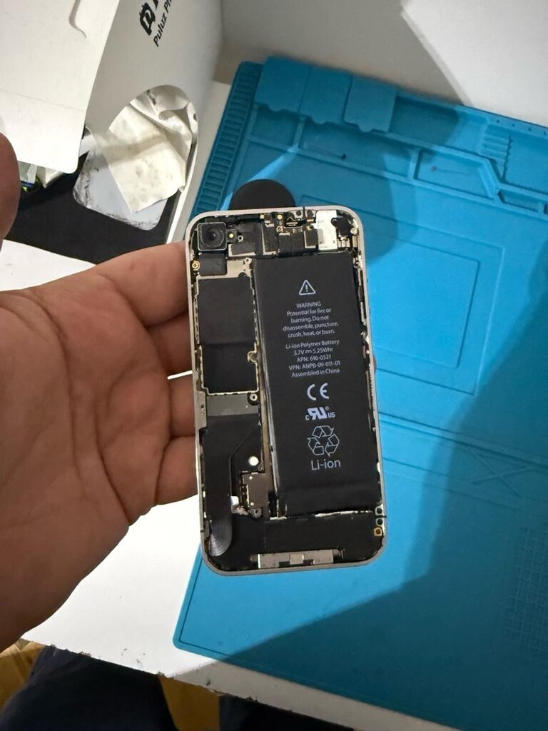 Apple iPhone 4, beyaz renkli. Parça - 2