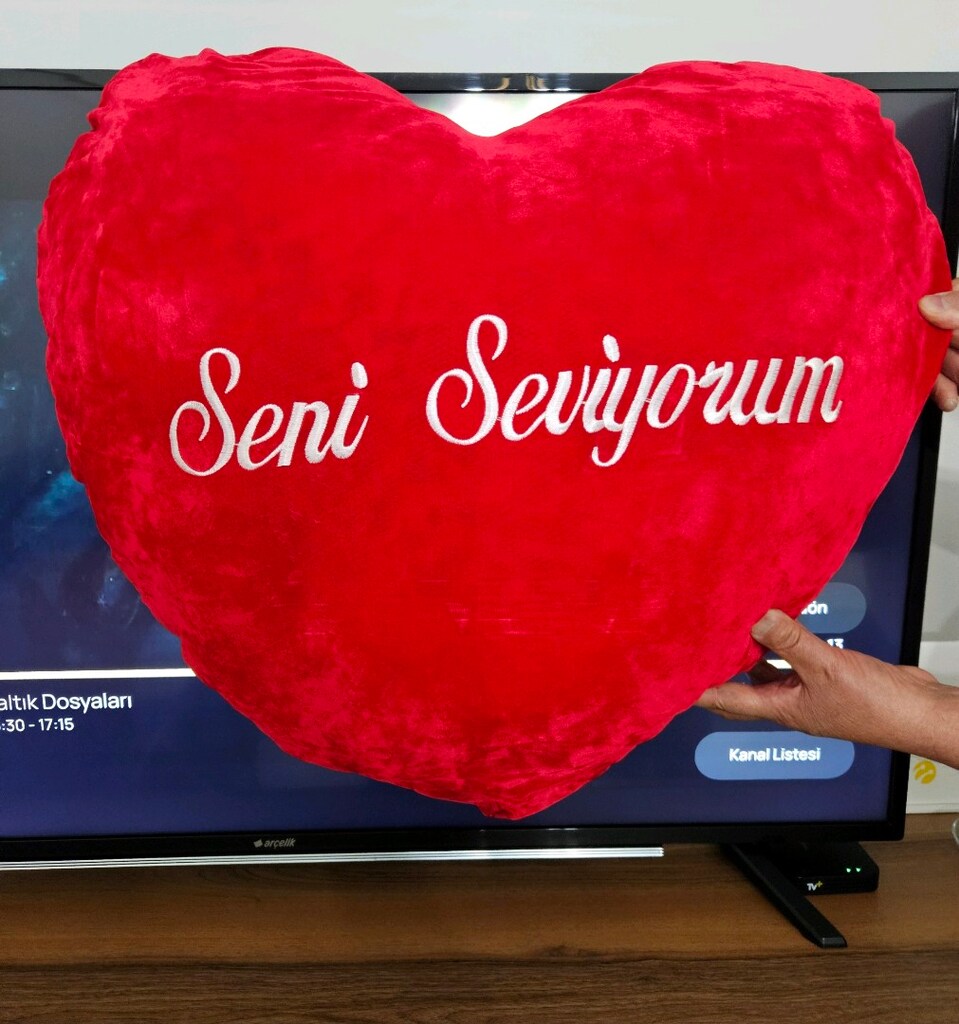 kalp yastik tv 140 ekrandir ölcü icin fot cekilmistir - 5