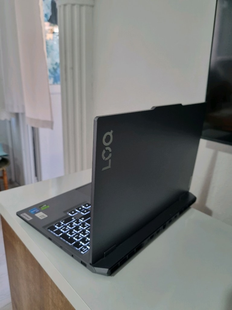 lenovo LOQ 15IAX9 - 10