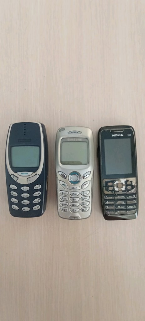 üç adet tuşlu telefon