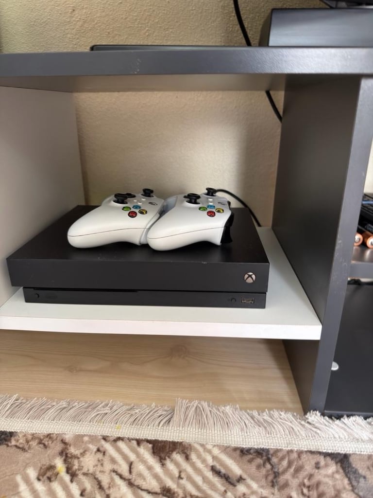 Xbox one x 1 tb tertemiz orijinal 2 adet kolları ile - 2