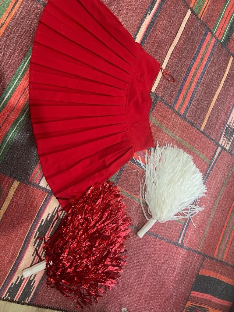 Kırmızı etek ponponlar