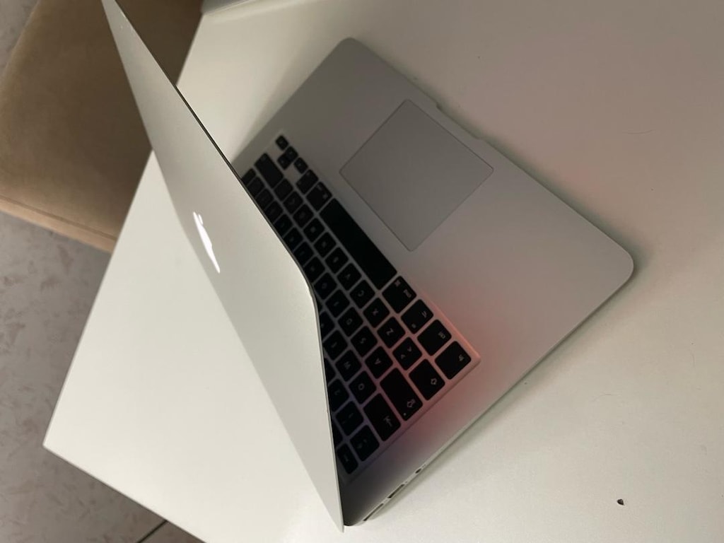 MacBook Air 13inc intel core i5 4Ram 256GB SSD - 6