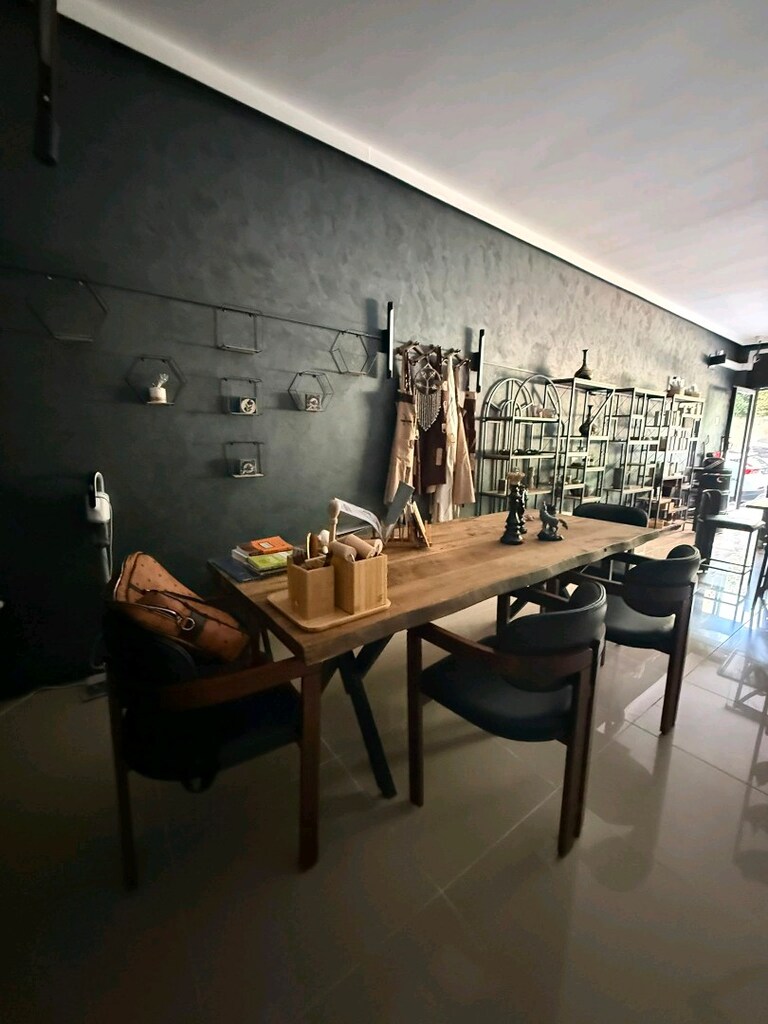 Masa deri sandalyeli banklı konsollu takım - 3