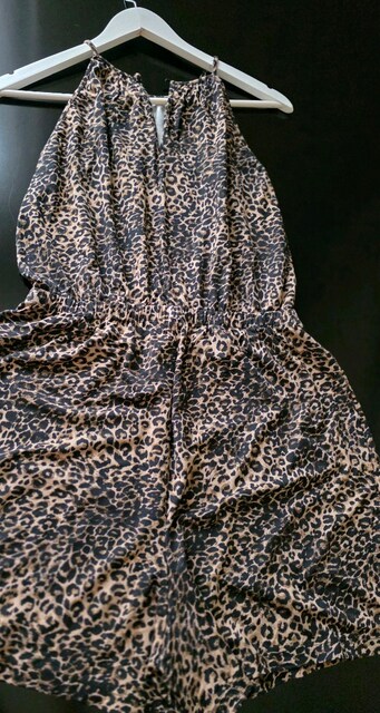 Leopar desenli, penye şort tulum.
