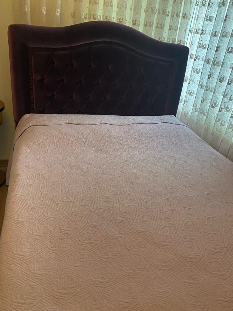 Kadife başlıklı bazalı karyola, visko star yatağı ile birlikte