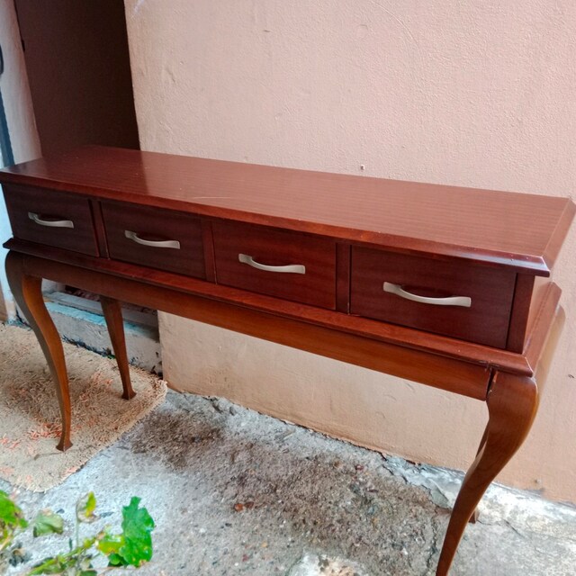 dresuar -ebatlar 1.30 uzunluk,85 cm yükseklik,en 35 cm