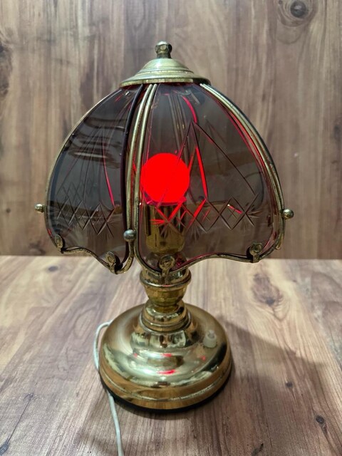 Vintage İşlemeli Cam Abajur – Pirinç Gövdeli – Çalışır Durumda