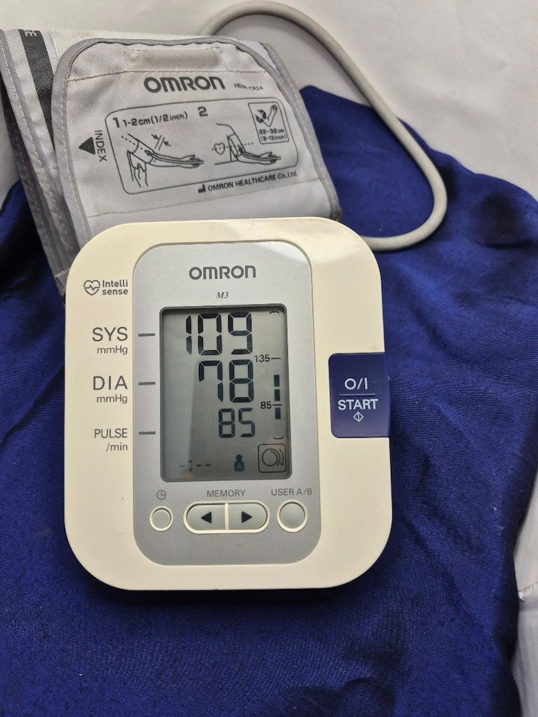 Omron M3 tansiyon aleti. - IntelliSense teknolojisi - Hafıza fonksiyon - 10