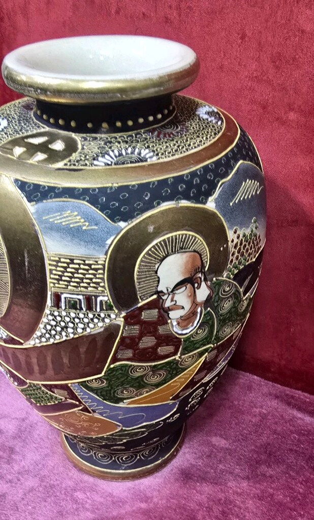 eski japon satsuma tarzı altın yaldızlı fügürlü vazo - 3