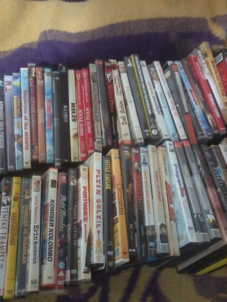 209 FİLM- 143 ADET DVD. 136 FİLM, 7 BELGESEL. 22 VCD+ 42 FİLM DAHA