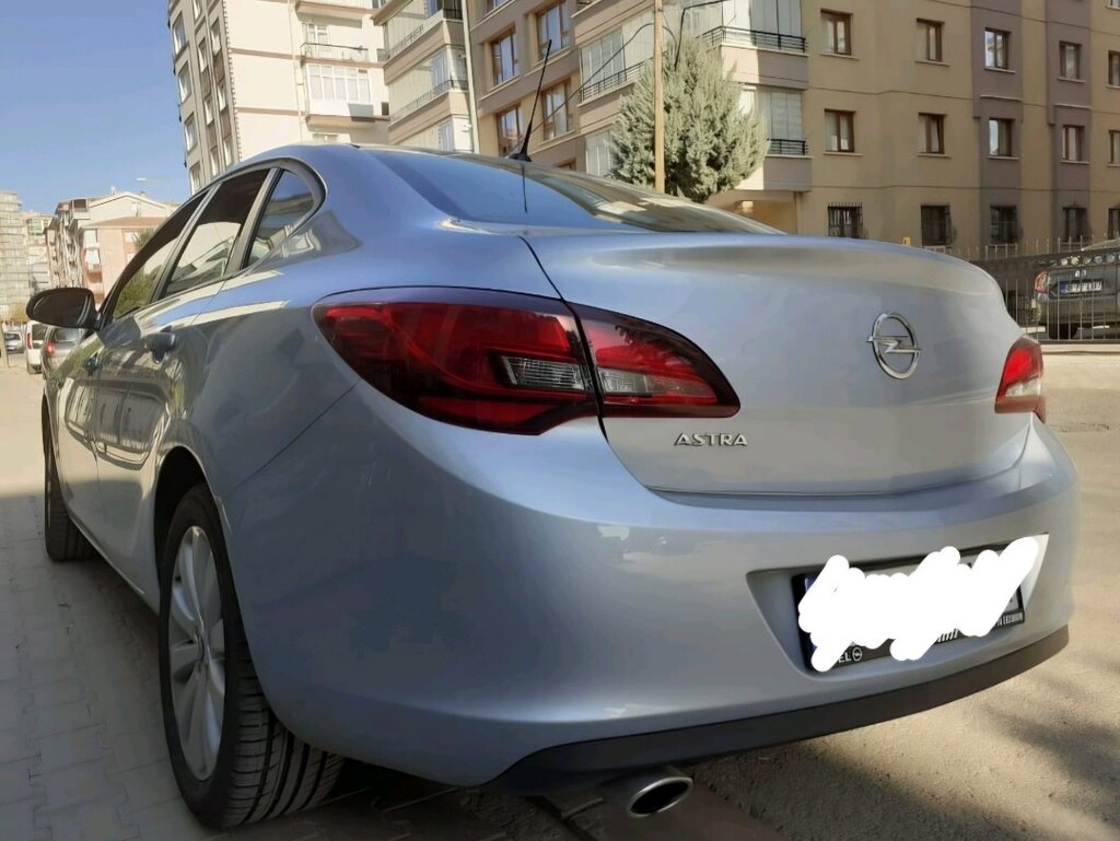 Opel Astra J Sedan - 3