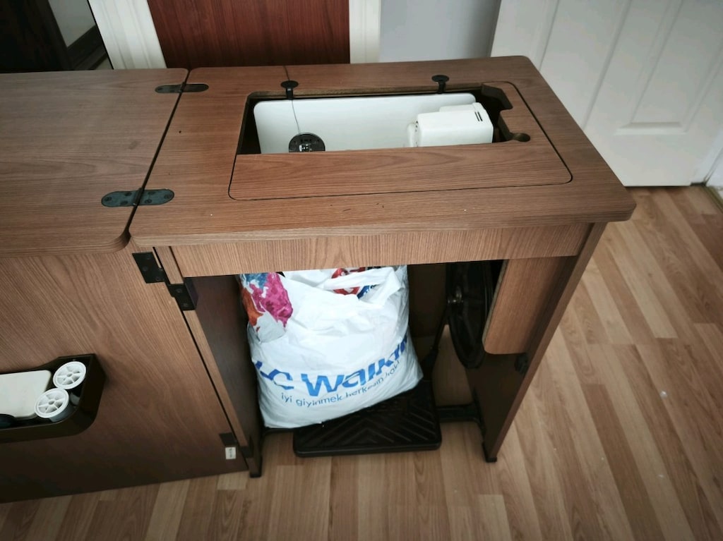 singer yoknaz 1301 dikiş makinesi ve dolabı - 4
