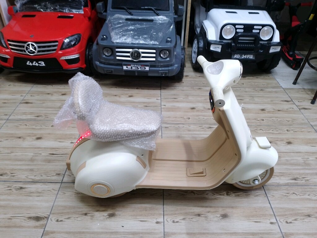 İNCİ AKÜLÜ ARABA (SIFIR) 12V KUMANDALI VESPA MOTOR - 5