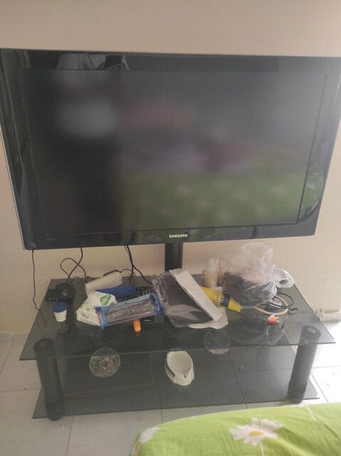 Samsung televizyon ve sehpası