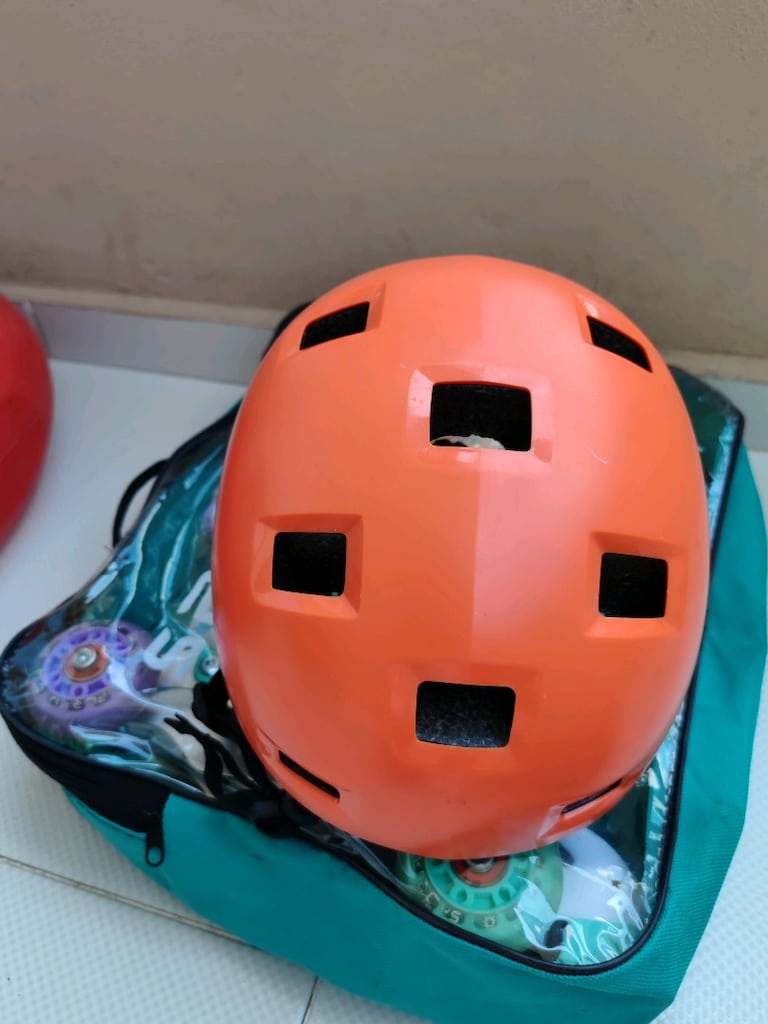 ÇOCUK KORUYUCU EKİPMAN SETİ VE KASK (Decatlon/Oxelo)