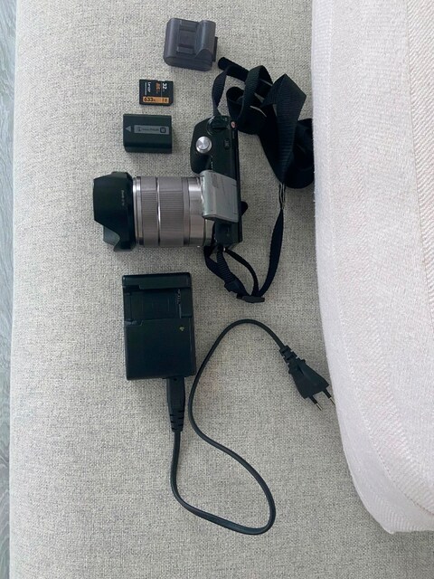 Sony NEX-5 Aynasız Fotoğraf Makinesi + 18-55 OSS Lens + Flaş + Şarj Ci