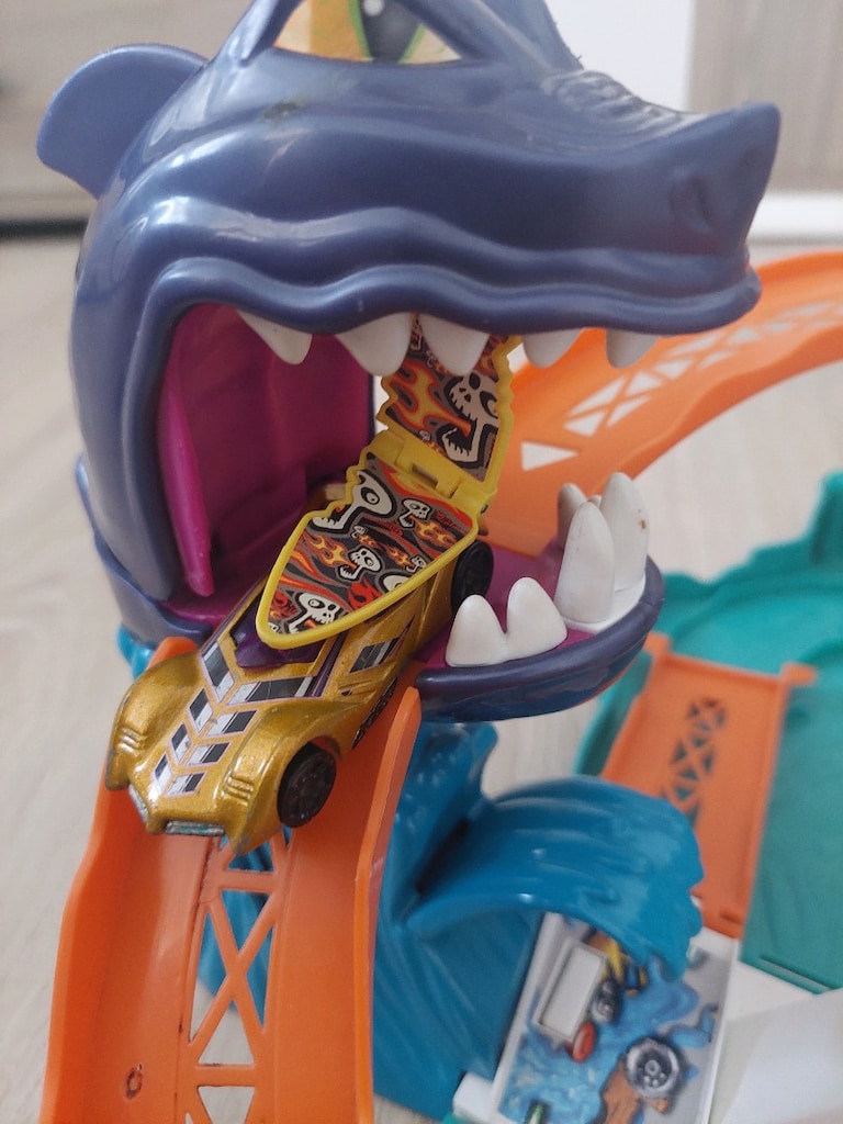 Hot wheels köpek balığı oyuncak seti - 12