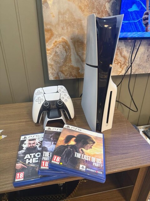 PLAYSTATION 5 + 2 KOL + 3 OYUN + ŞARJ ISTASYONU