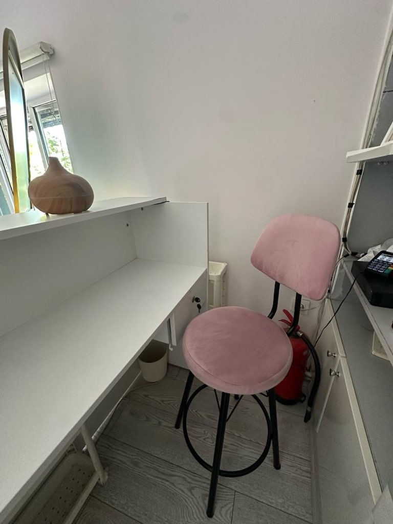 Salon/Ofis Mobilyaları: Şık Karşılama Bankosu(Kasa) ve Sandalye - 3