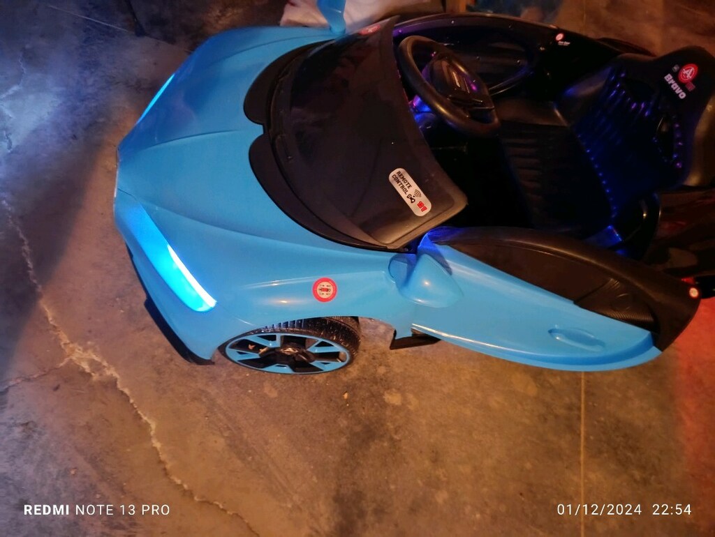 BRAVO 12 V AKÜLÜ BUGATTİ ARABA UZAKTAN KUMANDALI MAVİ SİYAH - 2