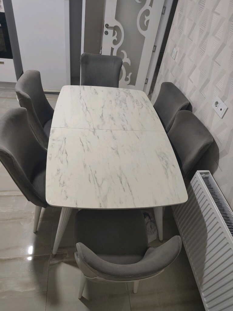 Temiz kullanılmış masa sandalye