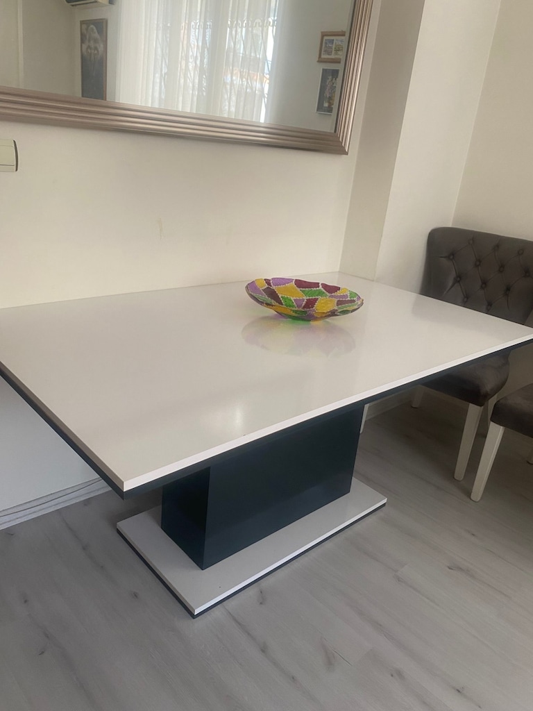 Beyaz renk salon yemek masası