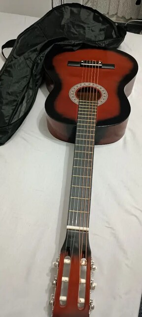 kahverengi ve siyah klasik gitar