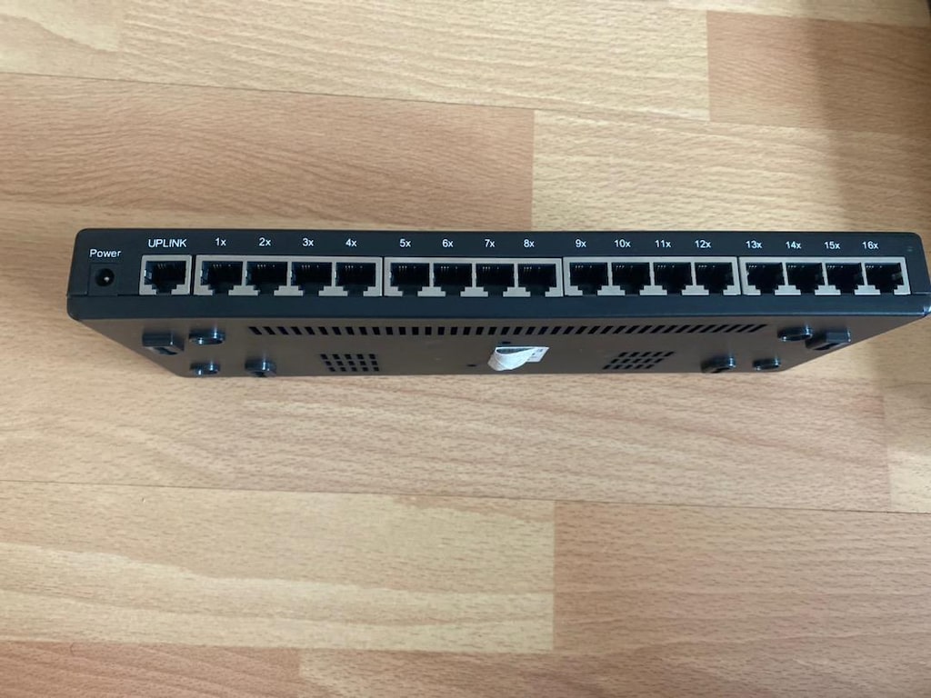 Inca 16 port 10/100 fast ethernet switch - 2