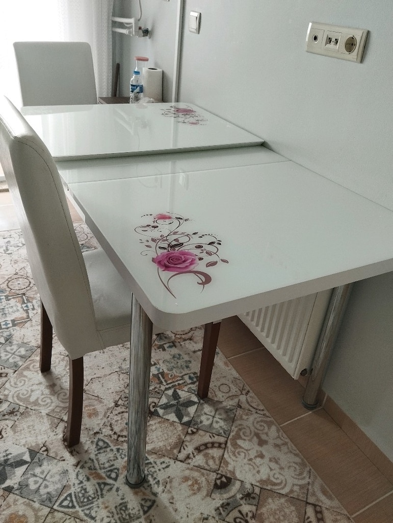 Cam yüzeyli açılabilir 6 kişilik masa ve sandalye takımı