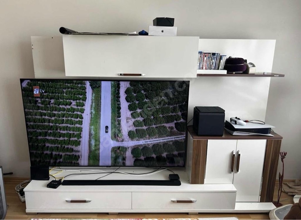 Az Kullanılmış Beyaz TV Ünitesi Takımı