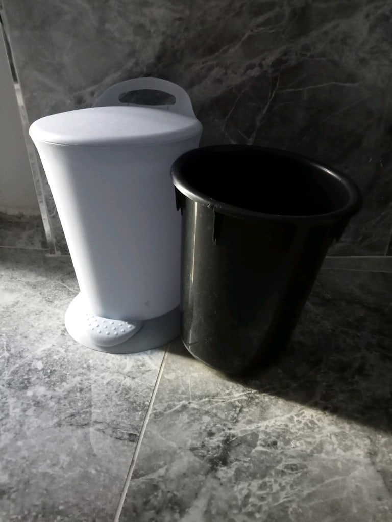 iki adet çöp kovası - 4