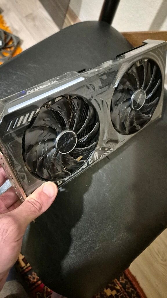 ASRock RX 9060 XT CHALLENGER - 5