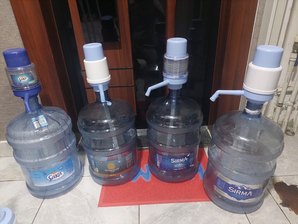 Boş damacana. 8 adet var. Adet fiyatıdır. İmal tarihleri yazıyor. - 2