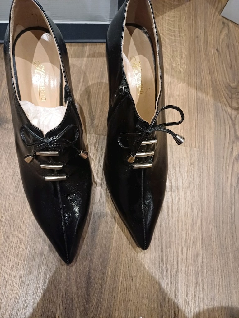 birbirinden farklı hiç kullanılmamış ayakkabılar