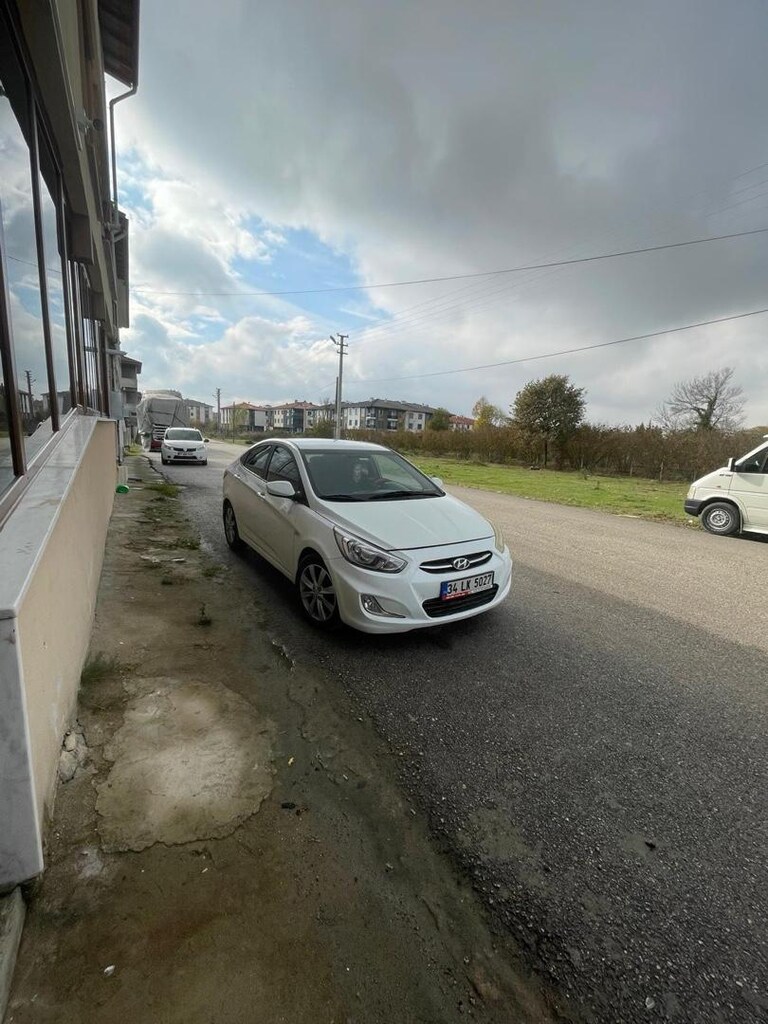 hyundai accent blue - 2