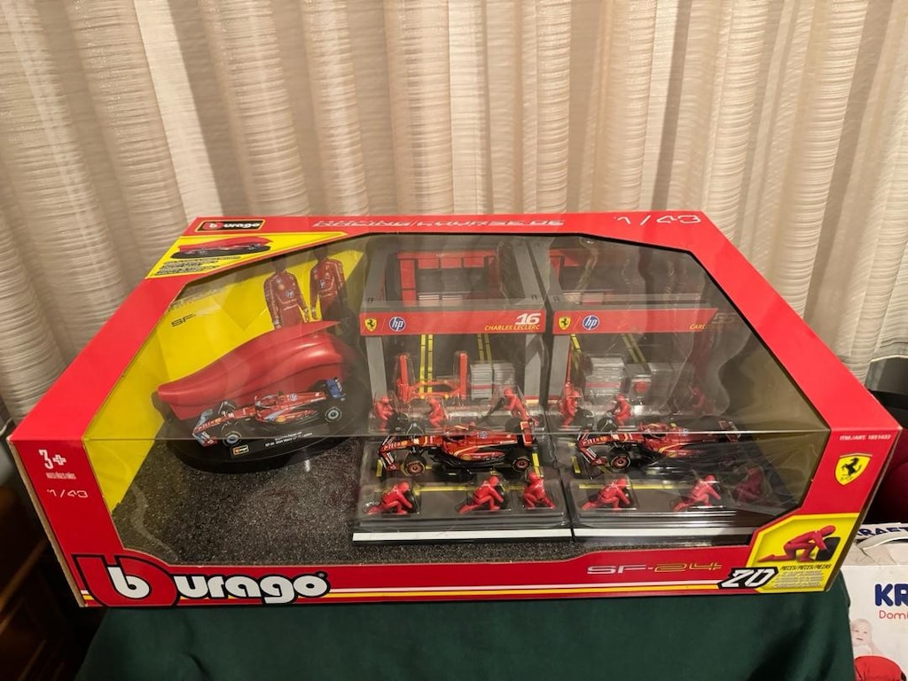 Ferrari Burago 1:43 F1 Yarış ve Pit Ekibi Diecast Seti - 4