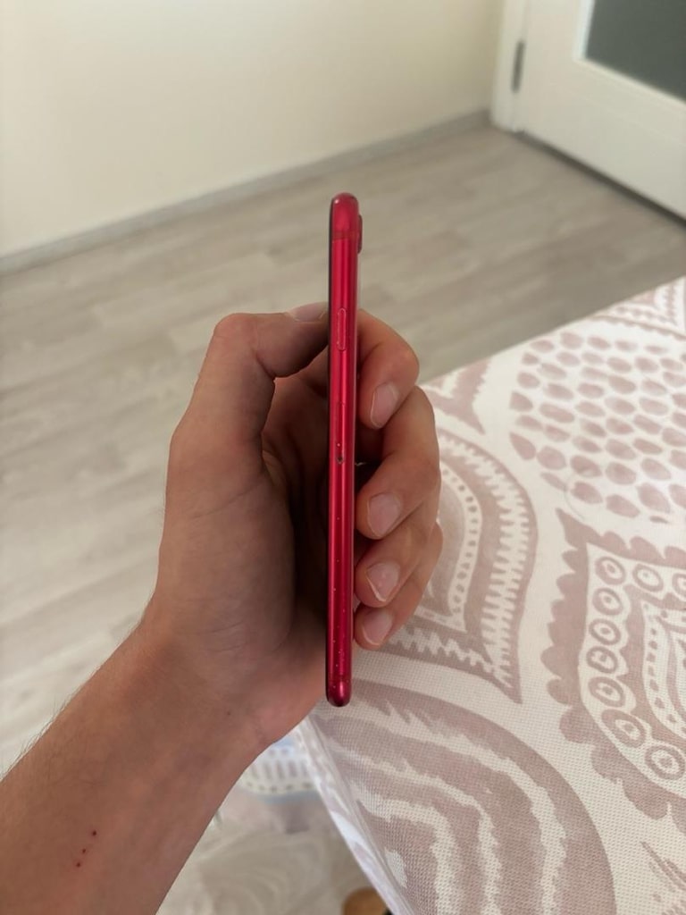 ACİL SATILIK İPHONE SE-2.NESİL 64 GB - 2