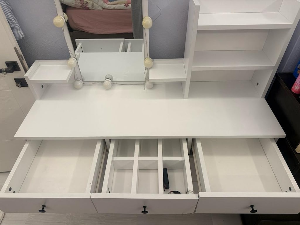 Beyaz Aynalı Makyaj Masası ve Çekmeceli Şifonyer – Tabureli - 12