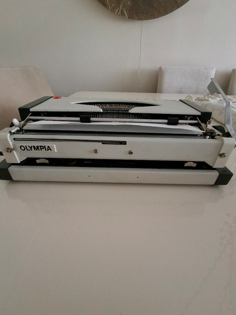 OLYMPIA PORTATIF ÇANTA COK TEMIZ DAKTILO - 4
