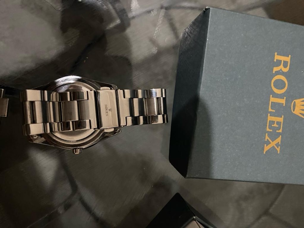 Klasik Rolex Oyster Perpetual modeli. Siyah kadranı ve gümüş rengi - 4