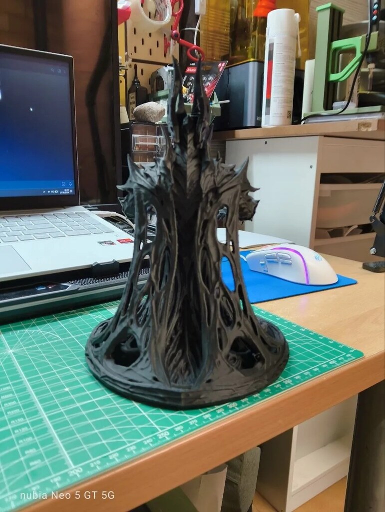 Karanlık Lord’un Tahtı – PS5 Kumanda Standı | 20 cm 3D Baskı - 5