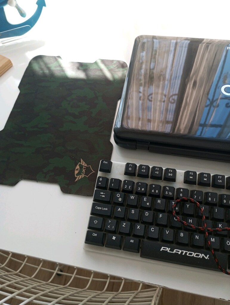 siyah Fujitsu markalı laptop - 2