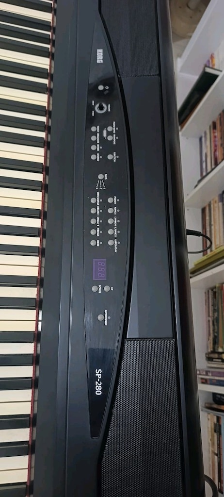 Korg SP-280 dijital piyanodur. - 7
