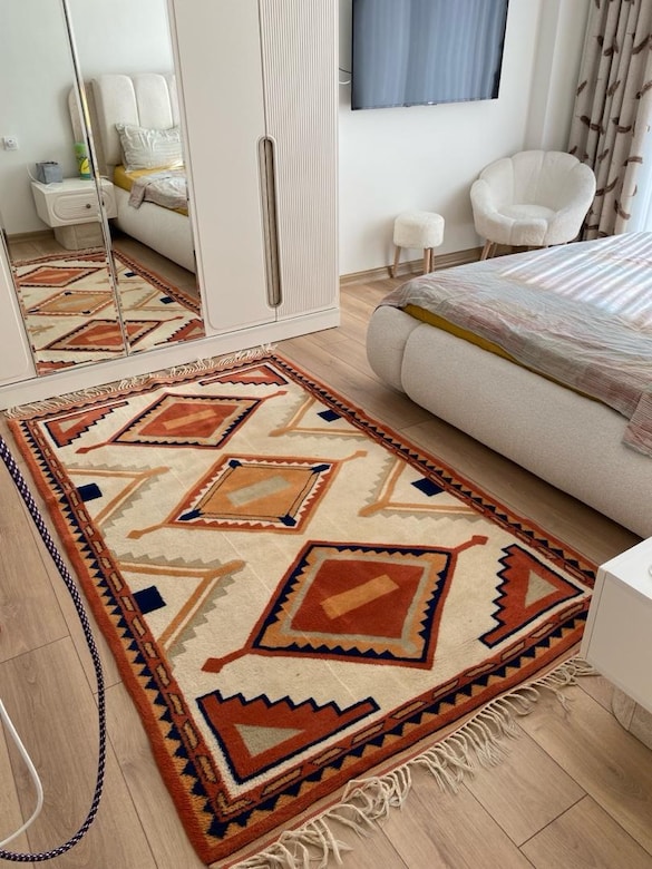 Başlık: 130×225 cm Orijinal Milas El Dokuma Yün Halı – Temiz ve Bakıml - 3