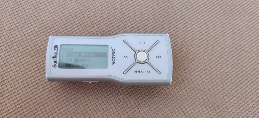 SanDisk Sansa m200 FM radyolu ve ses kayıt özellikli MP3 çalar. - 3